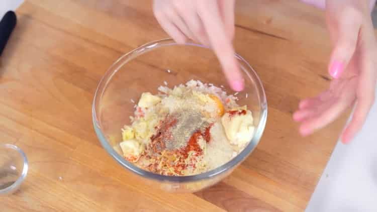 Pentru a face crabsburger, adăugați condimente