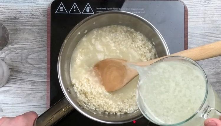 Hervir el caldo de pollo para hacer risotto