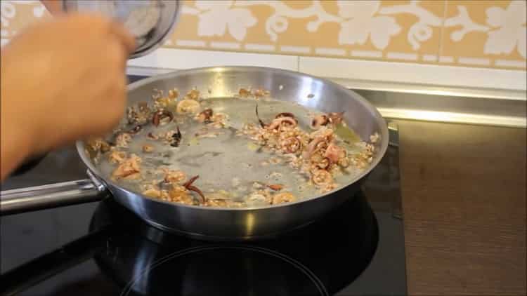 To cook rice with squid, add the fill to the pan