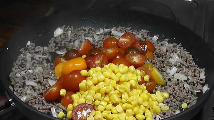 Para mezclar arroz con frijoles, mezcle los ingredientes.