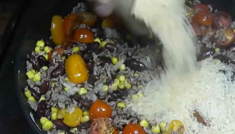Para hacer arroz con frijoles, agregue arroz