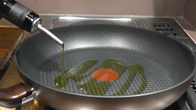 Para cocinar arroz con frijoles, calienta la sartén