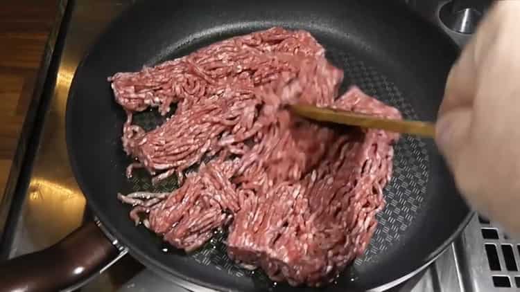 Para cocinar arroz con frijoles, saltee la carne picada