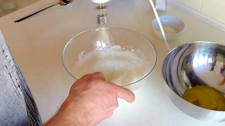 Bate albusurile pentru a face o budinca.