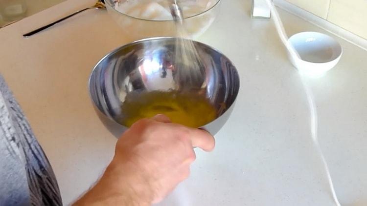 Bateți gălbenușurile pentru a face o budincă.