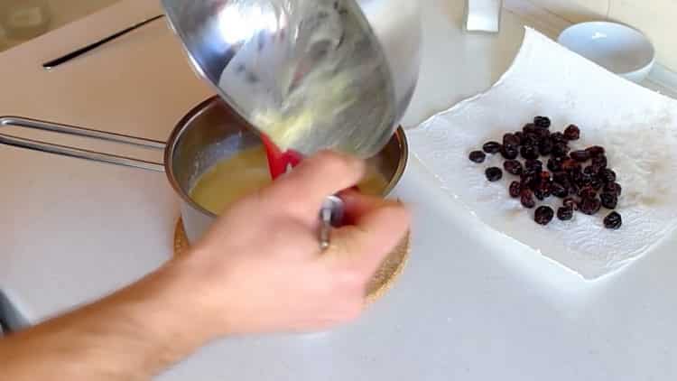 Combinați ingredientele pentru a face budinca