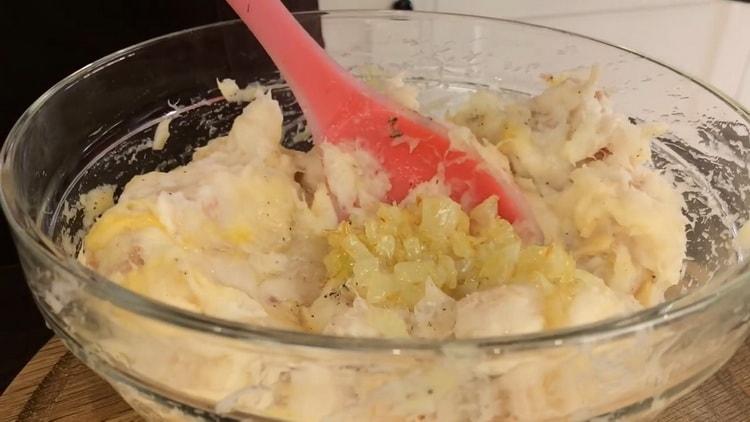 מטגנים בצל להכנת קציצות דגים