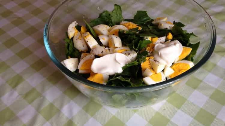 За да добавите салата, добавете заквасена сметана