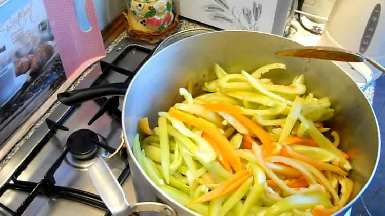 להכנת לצ'ו מוסיפים פלפל