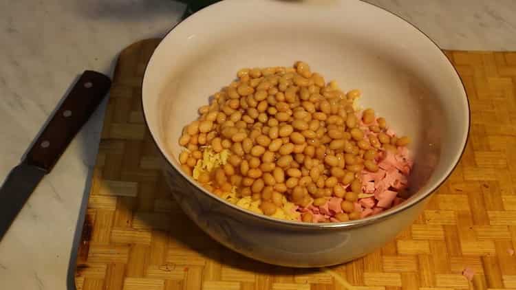 Per preparare un'insalata, prepara tutti gli ingredienti