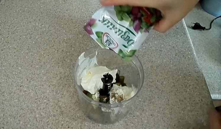 За да направите дресинг, добавете босилек