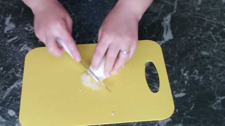 За да готвите боб, нарежете лука