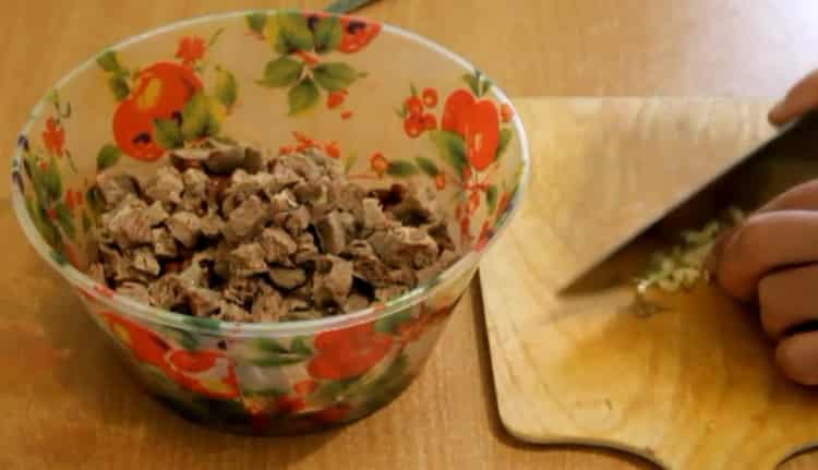 Piqueu els alls per obtenir una amanida