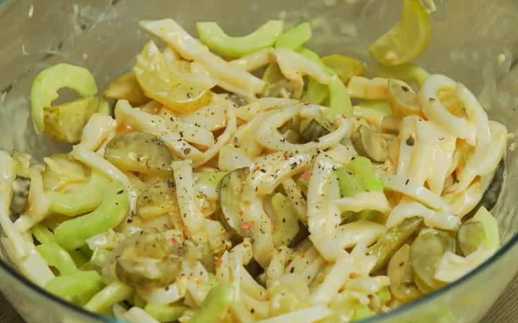 Adăugați condimente pentru a face o salată