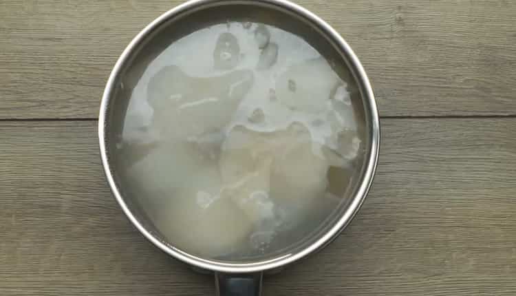 Gătirea unei salate cu squid și castraveți