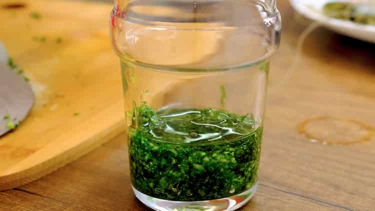 За да направите салата, смесете съставките за соса