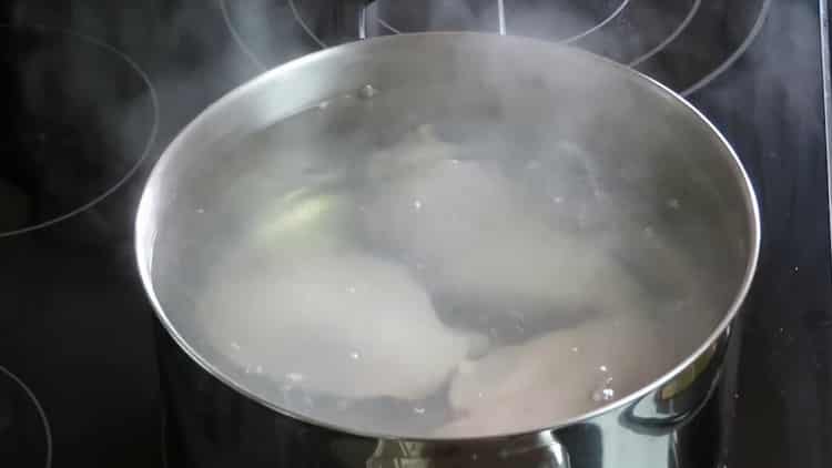 За да приготвите салатата, сварете месото