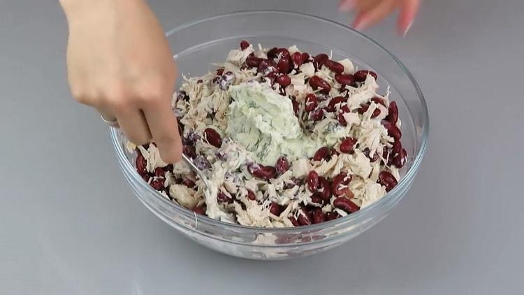 Добавете майонеза, за да направите салата