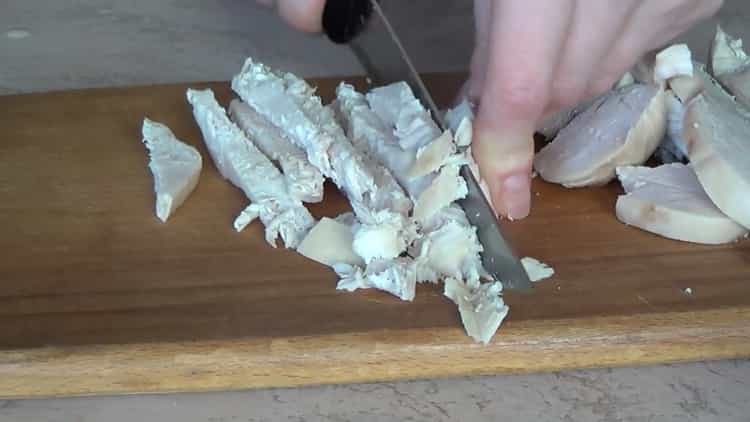 За да направите салата, накълцайте пилешкото месо