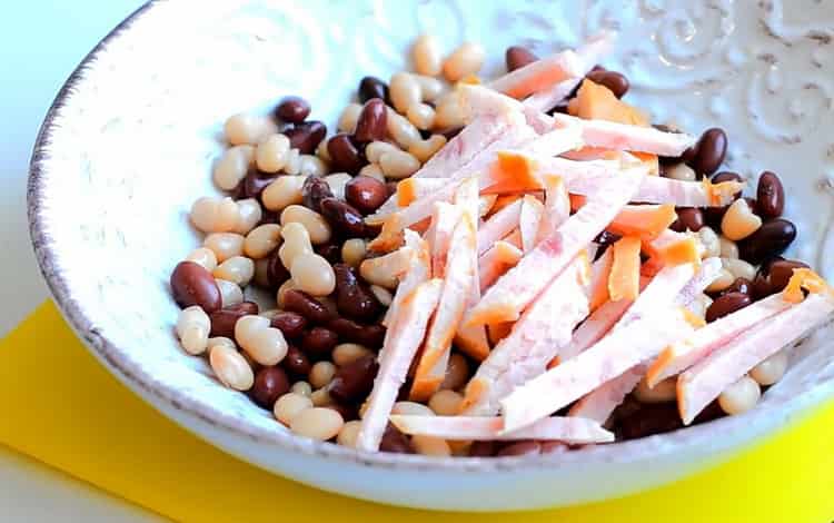 Bland ingredienserne for at lave en salat.