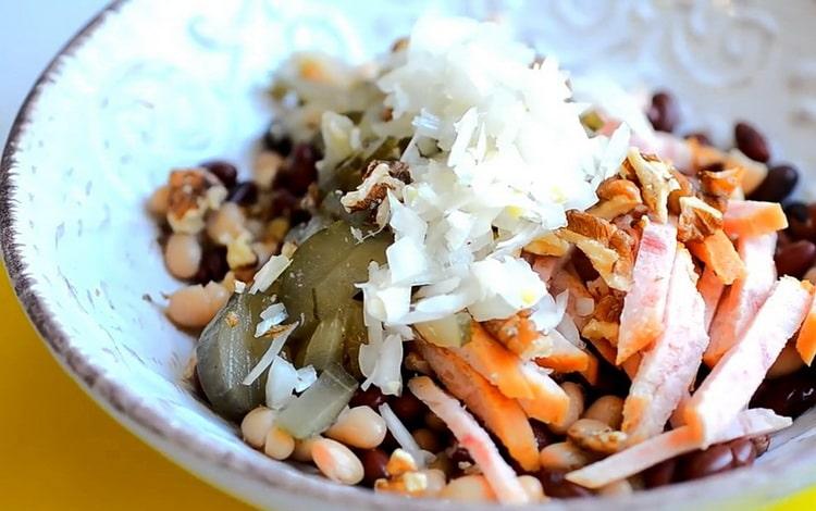 Tilsæt løg for at lave salat