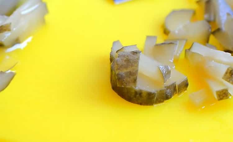 For at lave en salat, hakkes agurkerne