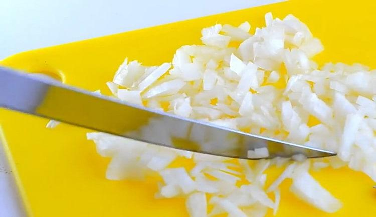 For at lave en salat, hak løg