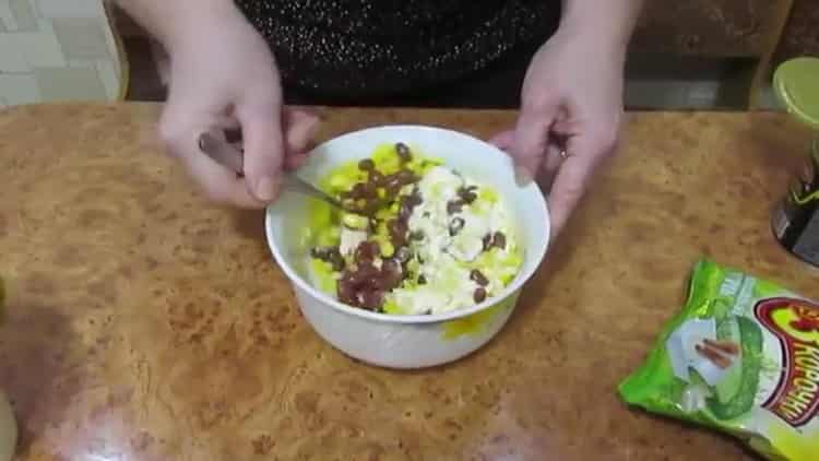 За да направите салата, смесете съставките