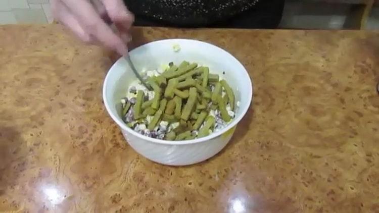 За да направите салата, добавете бисквити