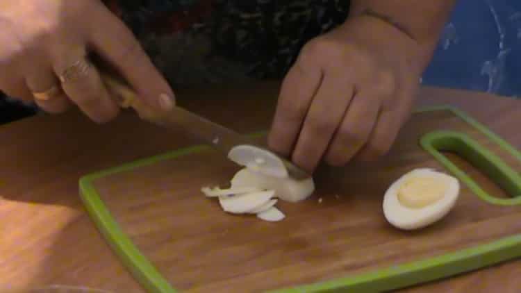 Madlavning af en strengbønne salat