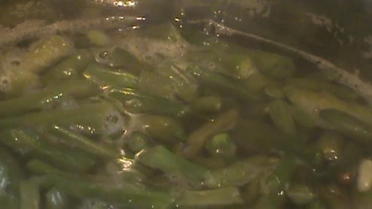 For at tilberede en salat skal du tilberede ingredienserne