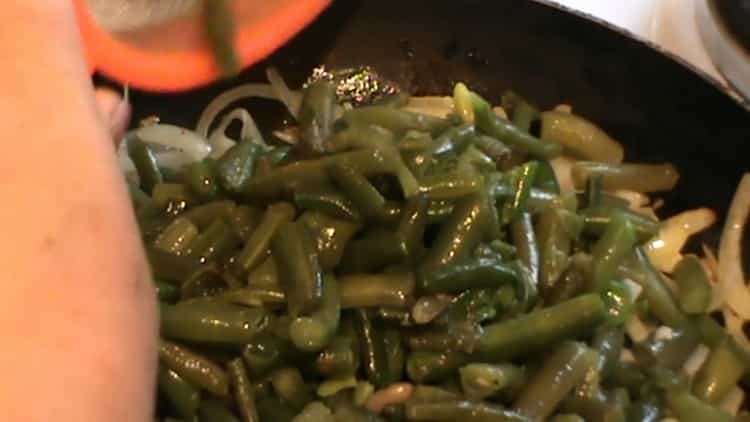 Bland ingredienserne for at lave en salat.