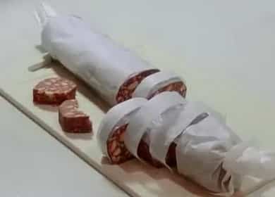 Saucisse au chocolat sucré à partir de biscuits selon une recette étape par étape avec photo