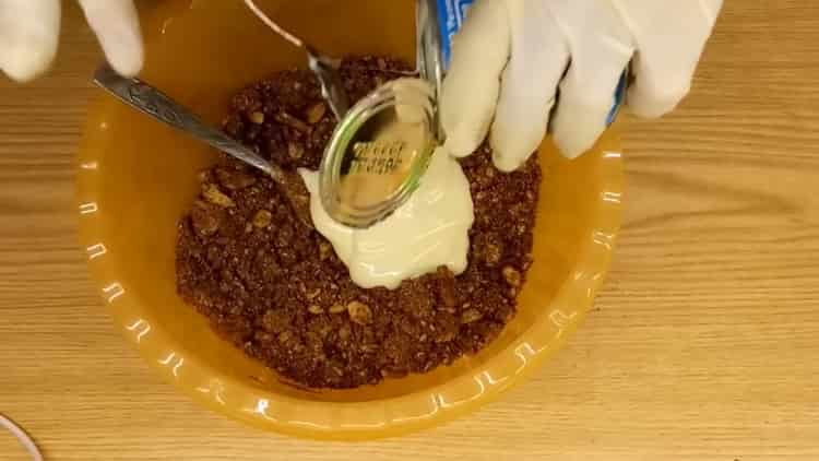 Adăugați lapte condensat pentru a găti cârnați