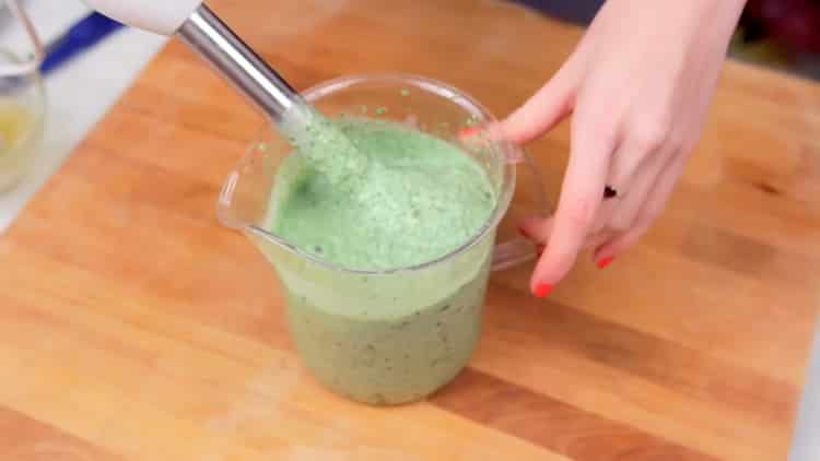 Misture os ingredientes para fazer um smoothie.