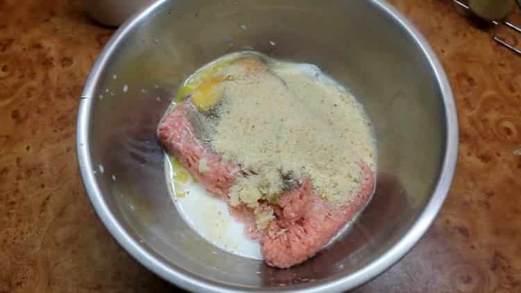 Combina los ingredientes para hacer las albóndigas