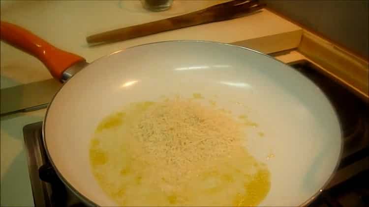 Misture os ingredientes para fazer espaguete