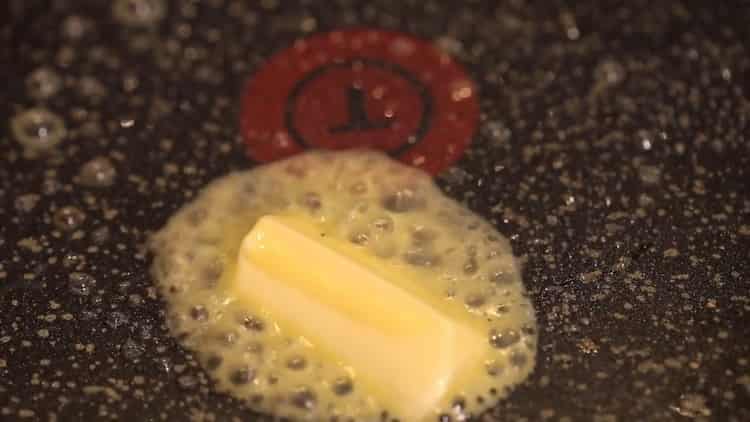 Roztavte máslo a připravte fazole