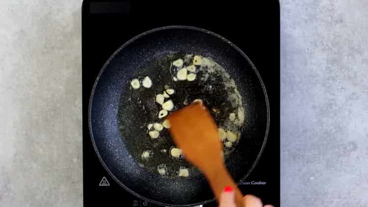 Hachez l'ail pour la cuisson