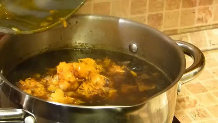 Kombinieren Sie die Zutaten, um die Suppe zu machen.