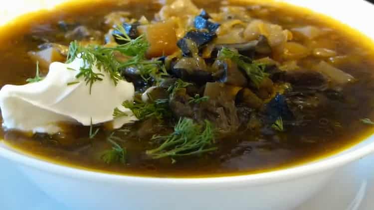getrocknete Pilzsuppe mit Gerste fertig