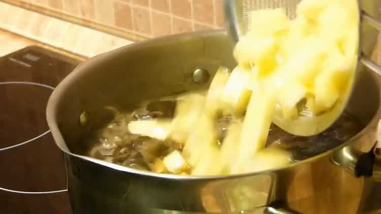 Bereiten Sie zum Zubereiten der Suppe das Geschirr zu