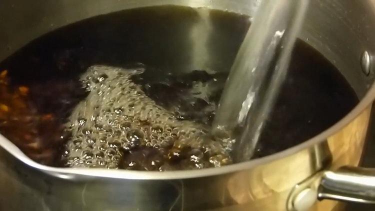 Bereiten Sie die Zutaten für die Suppe vor.