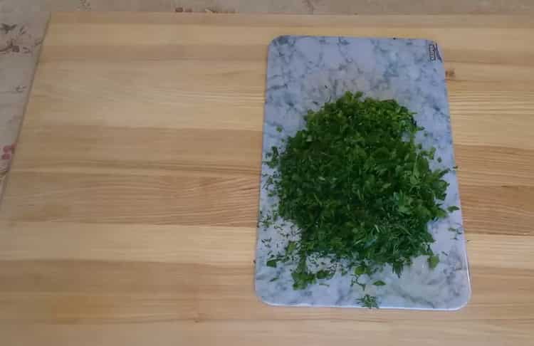 Pro přípravu polévky nasekejte zelení