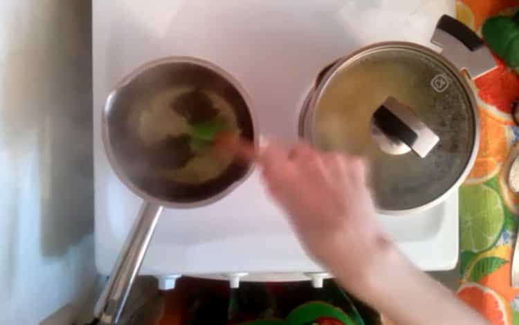 Смесете съставките, за да направите супата.