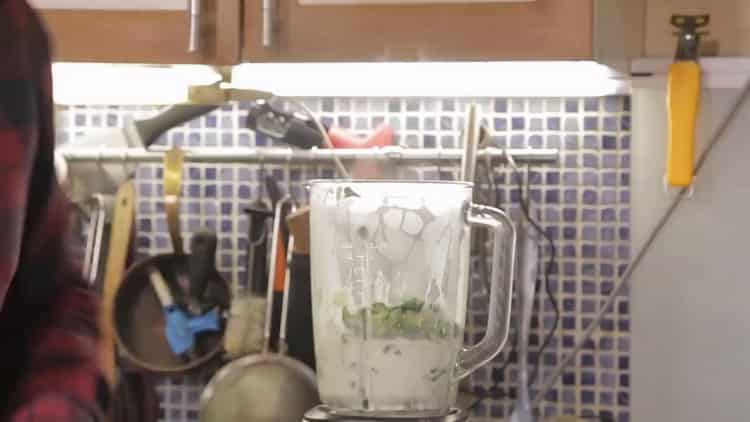 Upang ihanda ang sopas, maghanda ng isang blender