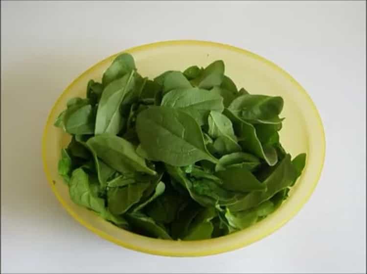 Bereiten Sie die Zutaten für die Suppe vor.