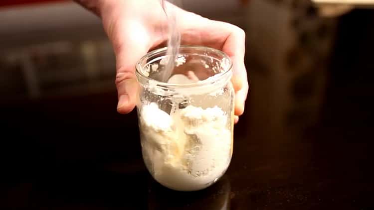 Pentru a face supă, turnați smântână pe apă