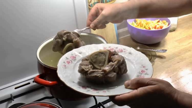 Kochen Sie das Fleisch für die Suppe.