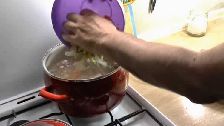Gemüse für Suppe kochen